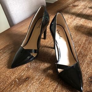 Qupid Black Point Toe Heel with Cut Out Detail